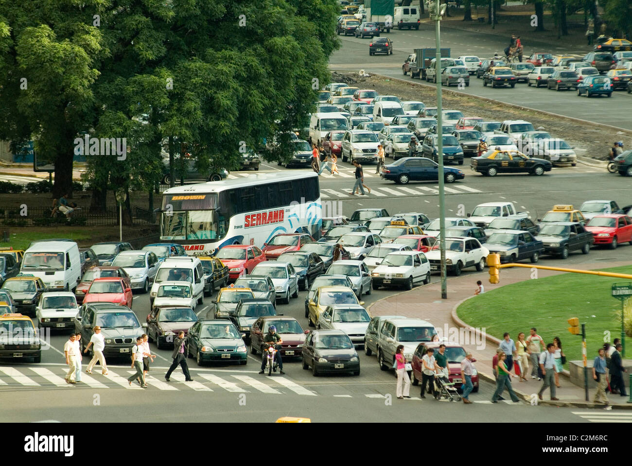 Le trafic, l'Obelisco (9 de Julio), Buenos Aires, Argentine Banque D'Images