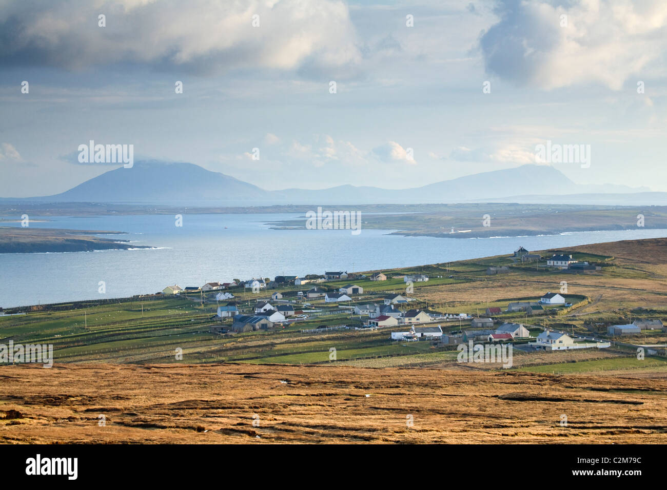 Vue sur village et Carrowteige Broadhaven Bay, comté de Mayo, Irlande. Banque D'Images