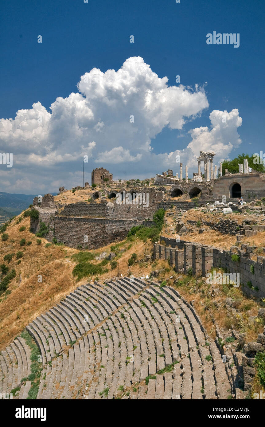 Les ruines du temple de Trajan et à l'amphithéâtre en Turquie Pergame Bergama Banque D'Images