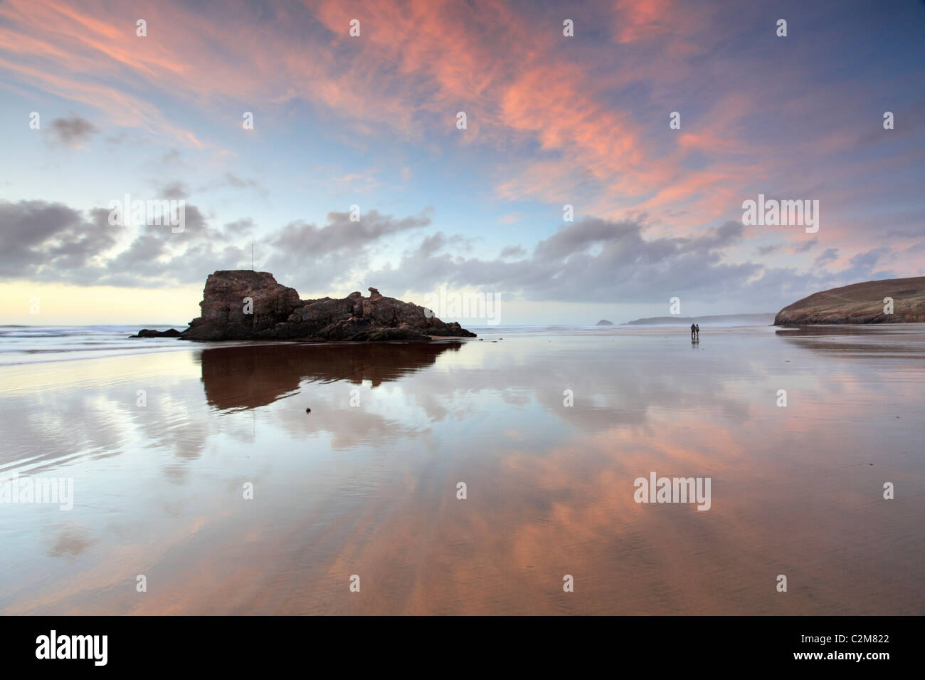 Chapelle Rocher sur Cornwall's Broad Oak Beach capturé au coucher du soleil Banque D'Images