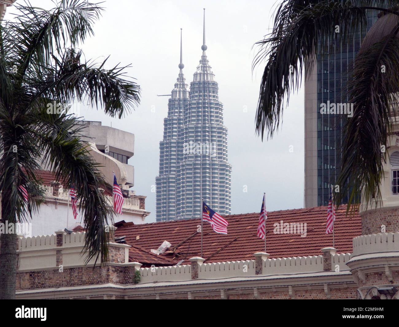 Les tours jumelles Petronas de Kuala Lumpur, Malaisie, vu à travers l'ancien Palais de justice. Banque D'Images