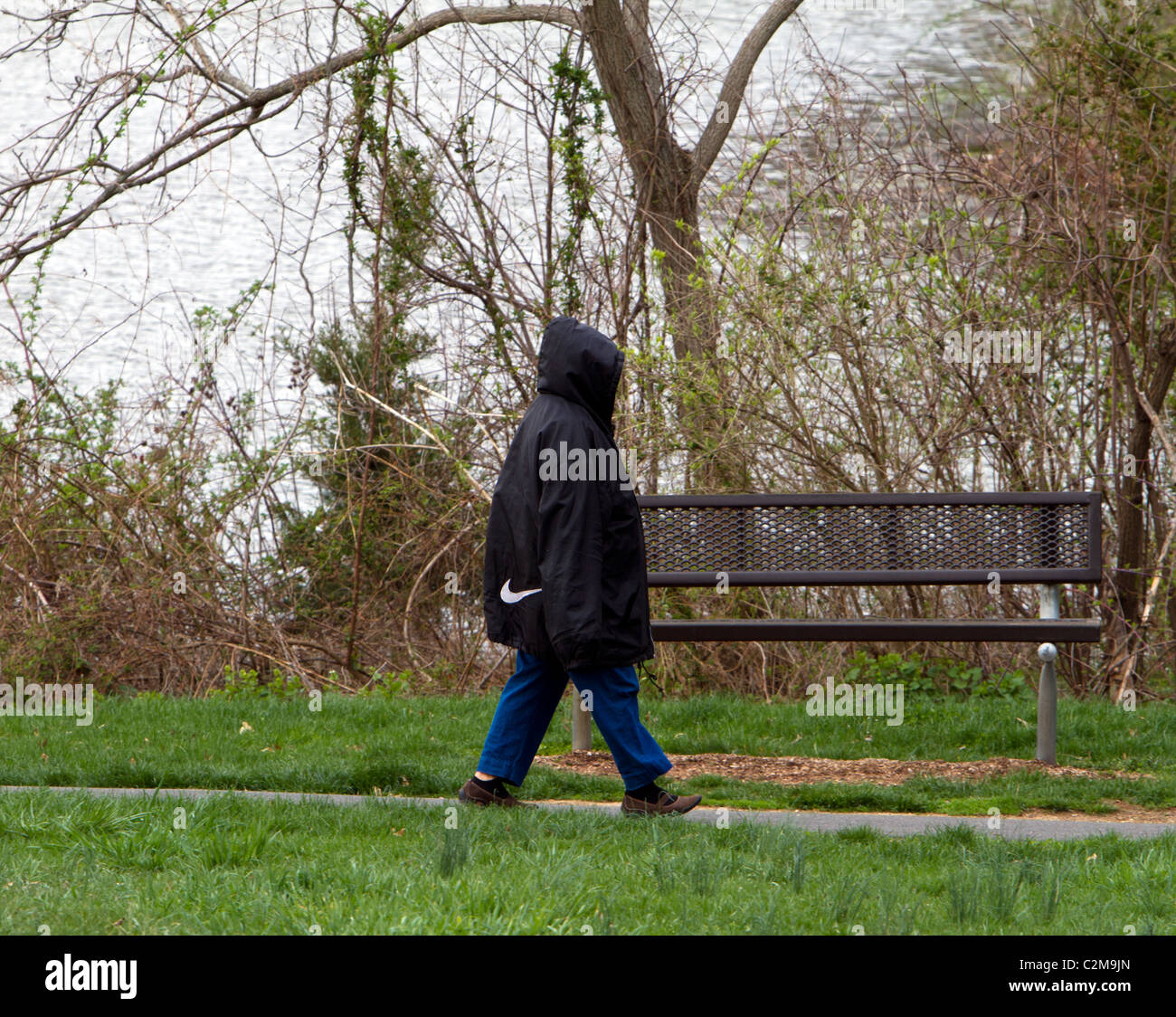 Une femme dame personne dans une obscurité trop gros Hooded Jacket. Banque D'Images