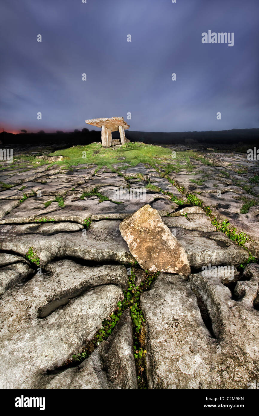 Nuit capture de Dolmen de Poulnabrone, le Burren, Co Clare. Banque D'Images