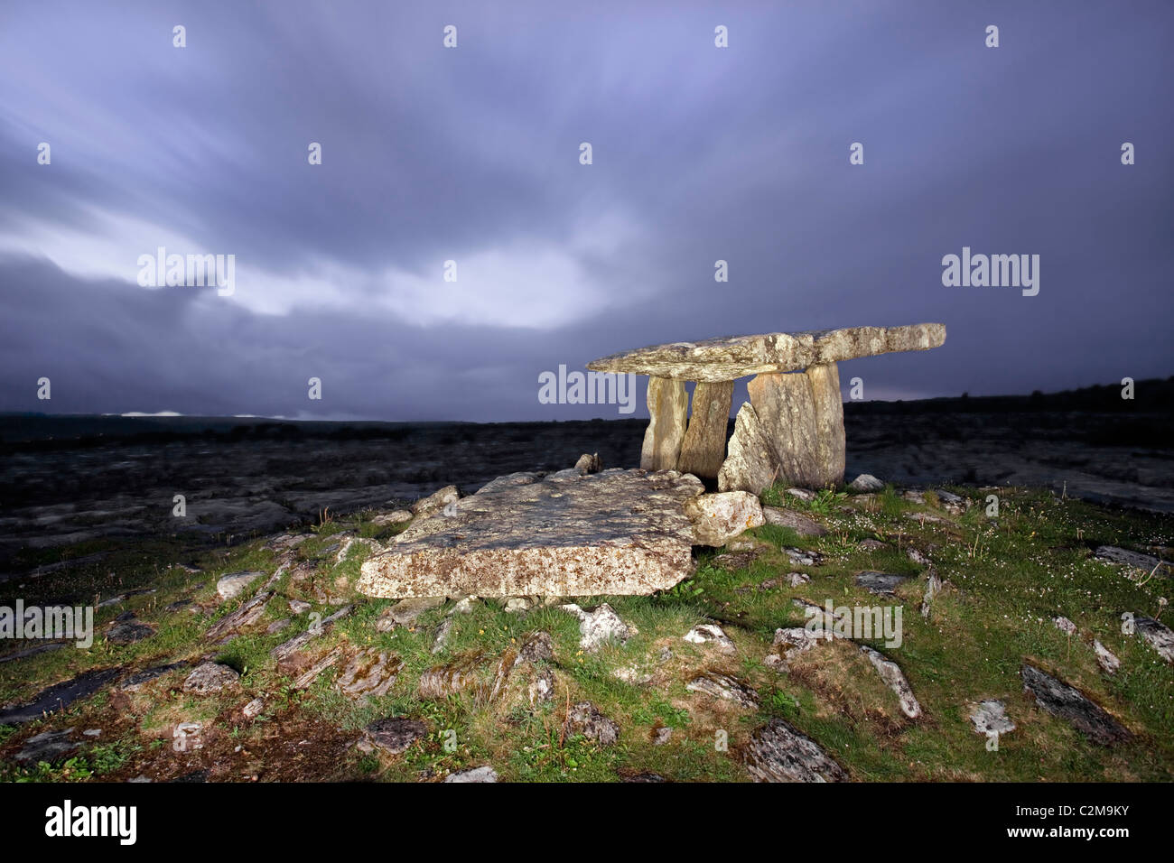 Nuit capture de Dolmen de Poulnabrone, le Burren, Co Clare. Banque D'Images