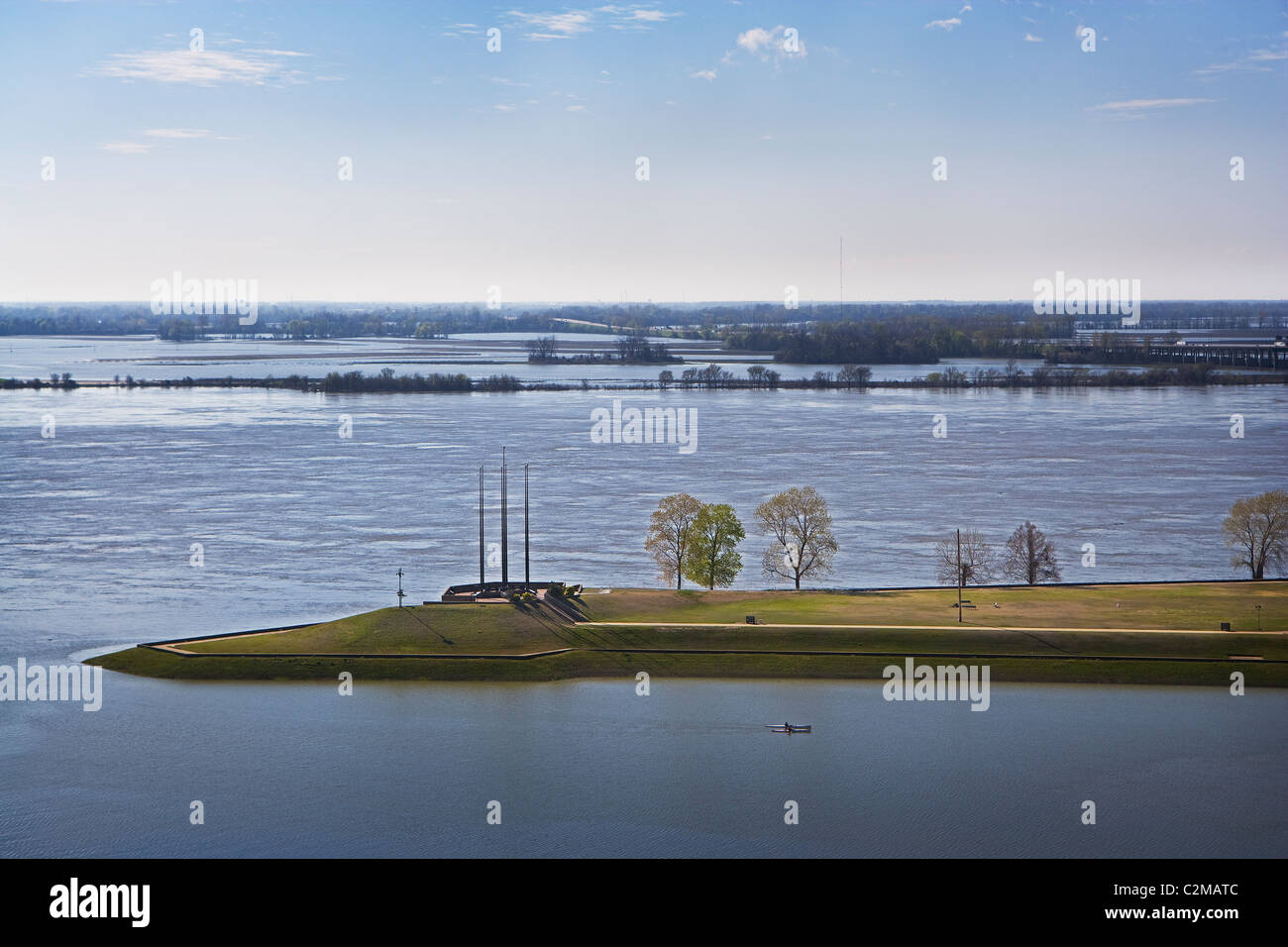 Une personne seule dans un kayak pagaies dans un port sûr et calme le long d'un enflé, Mississippi. Banque D'Images