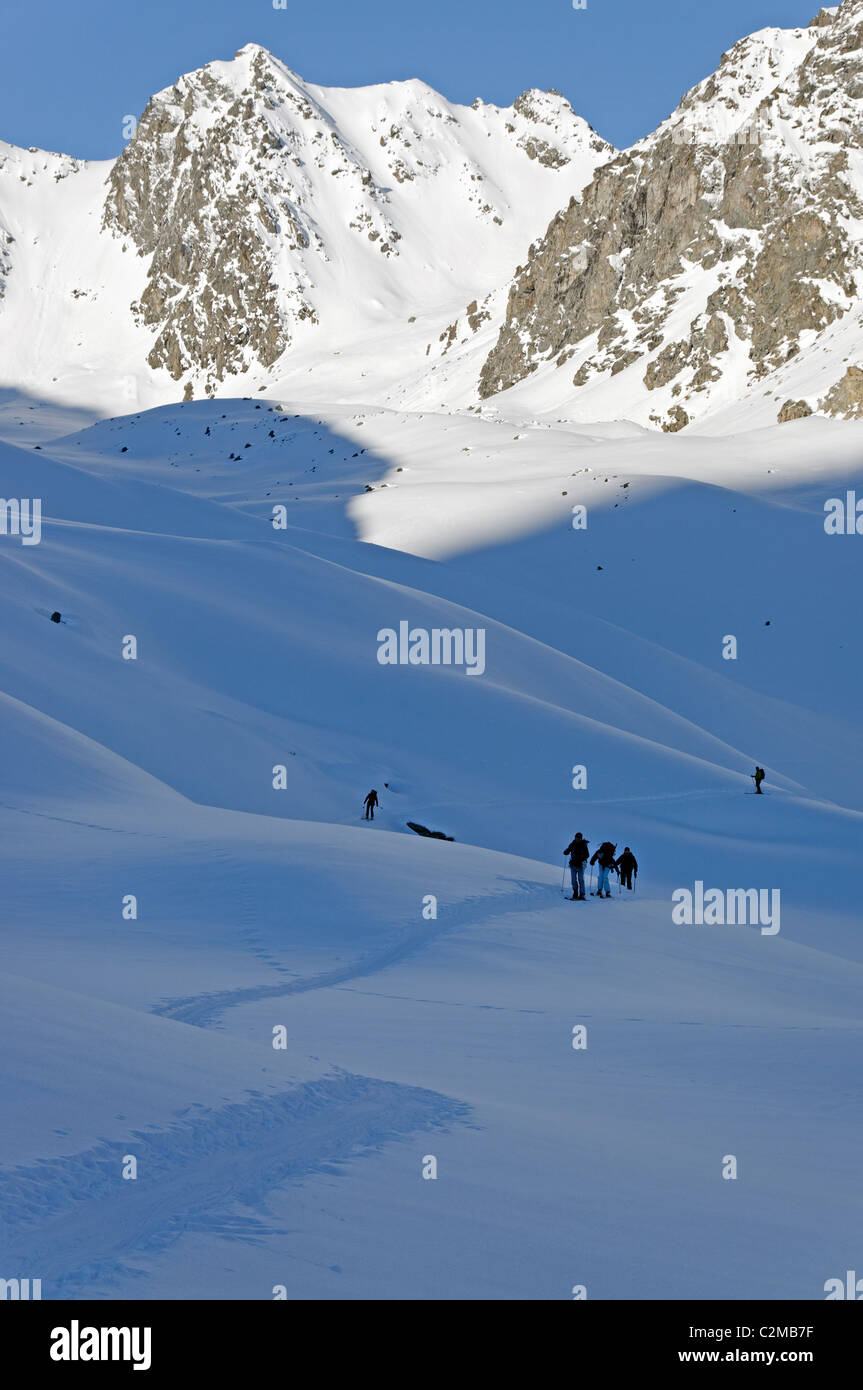 Un groupe de profiter de la station de ski de randonnée Haute Route entre la cabane de Prafleuri et la cabane des Dix, en Suisse. Banque D'Images