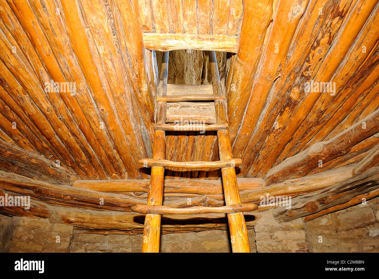 L'intérieur de l'échelle une kiva fermé par un couvercle en bois en sapin Tree House, falaise, demeure dans le Parc National de Mesa Verde Banque D'Images