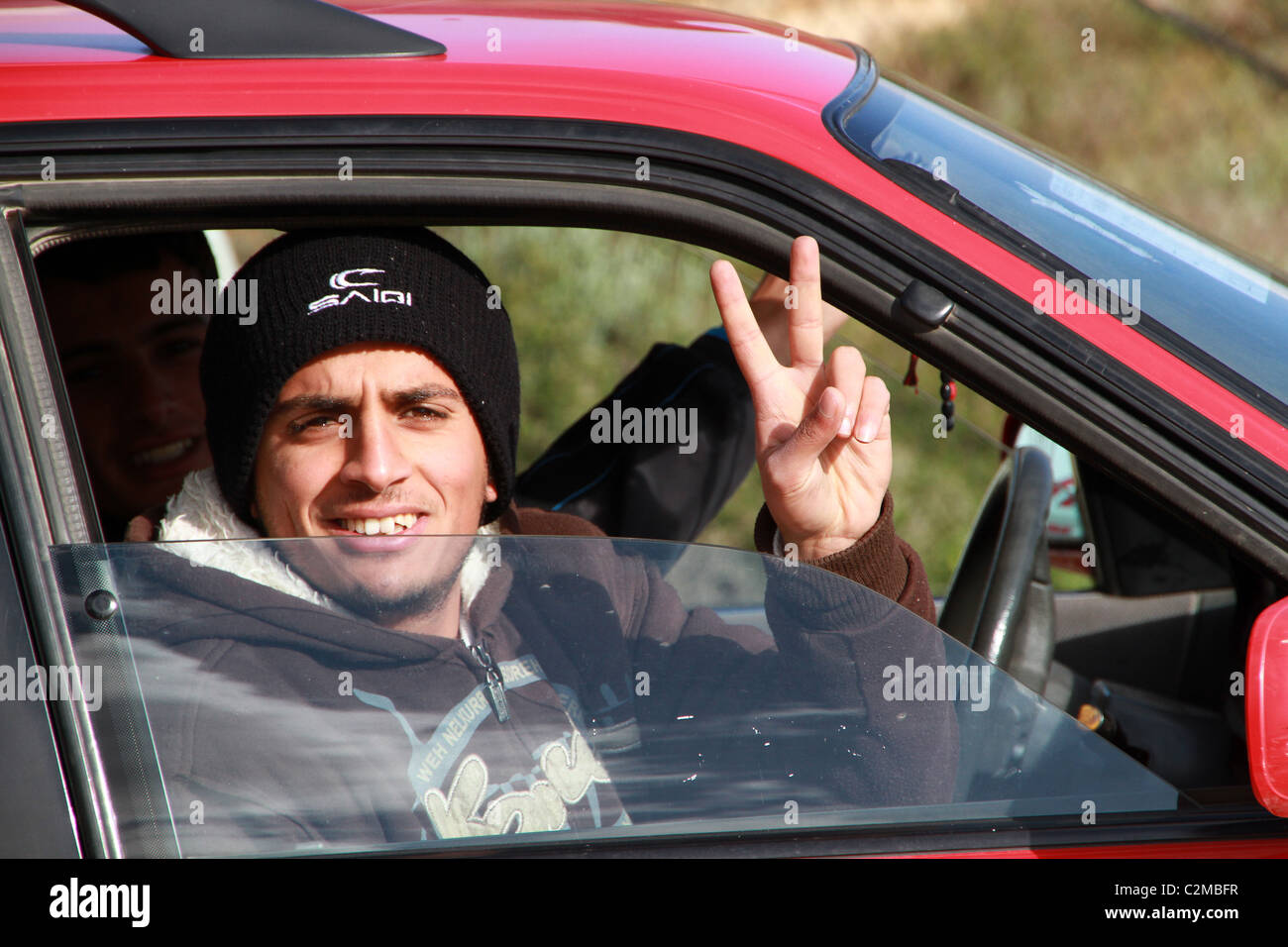 Les rebelles Kadhafi montrent la 'paix' sign Banque D'Images