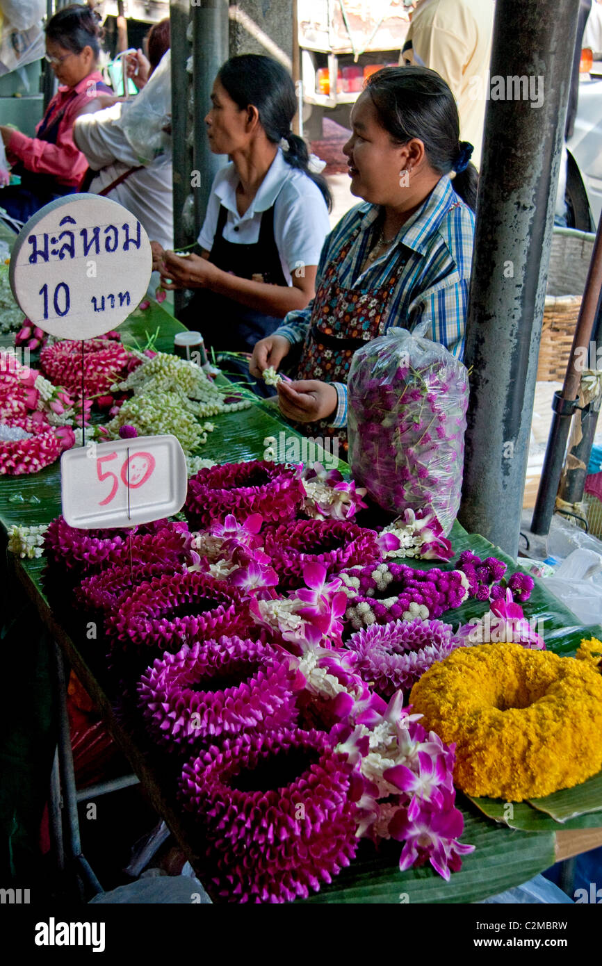 Les vendeurs de fleurs à Bangkok's Pak Khlong Talat marché, Thaïlande Banque D'Images