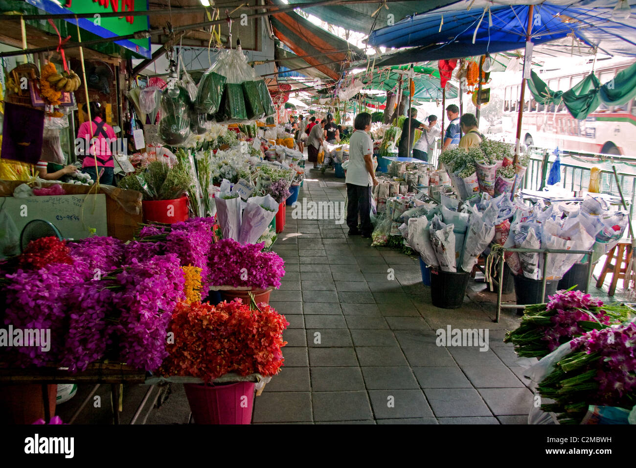 Les vendeurs de fleurs à Pak Khlong Talat market à Bangkok, Thaïlande Banque D'Images
