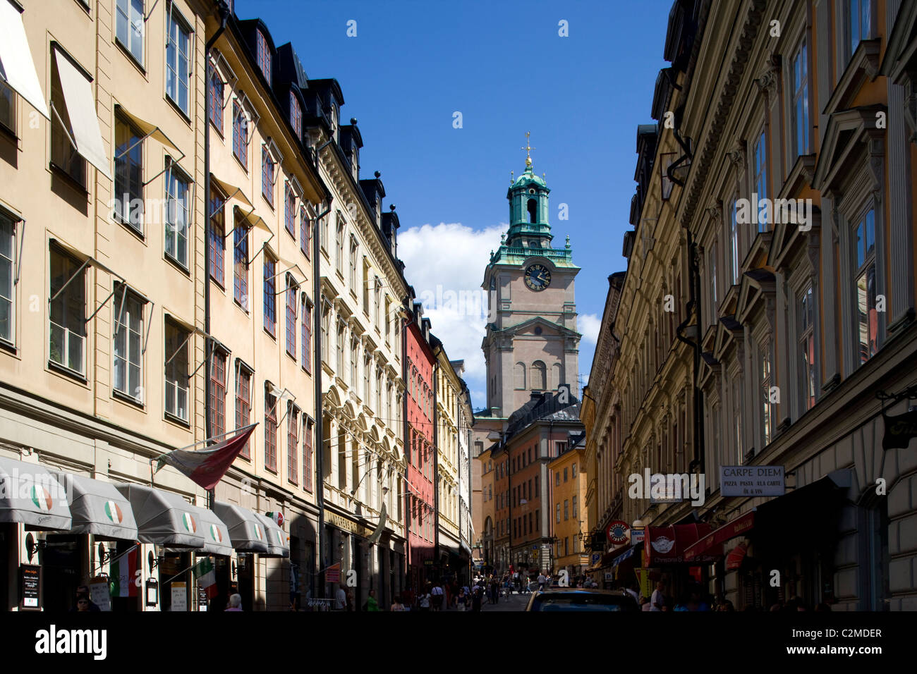 Storkyrkobrinken Street et l'église Storkyrkan (Grande Église), Gamla Stan, Stockholm. Banque D'Images