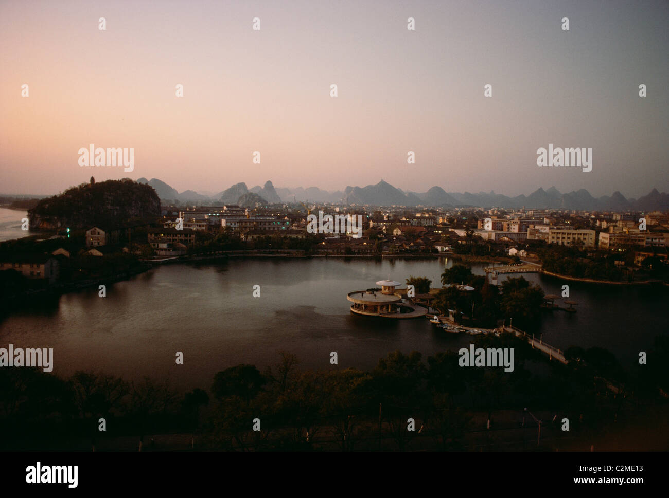 L'aube sur la ville de Guilin, Chine, Décembre 1982 Banque D'Images