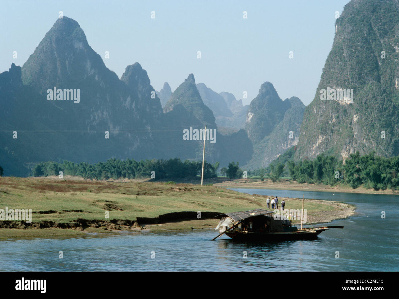 Scène sur les rives de la rivière Li (Lijiang River), Guilin, Chine, Décembre 1982 Banque D'Images