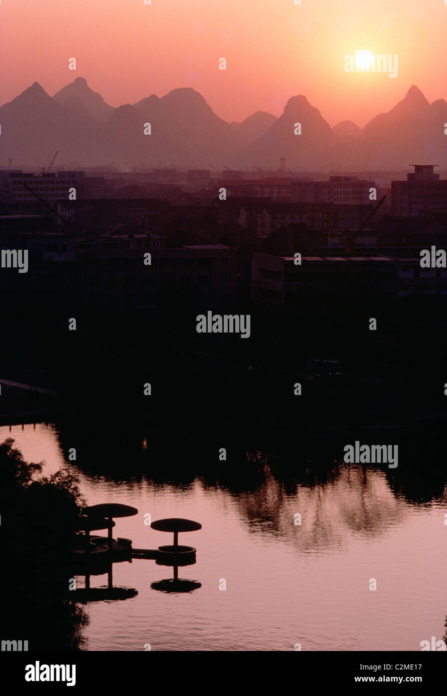 Coucher de soleil sur la ville de Guilin, Chine, Décembre 1982 Banque D'Images