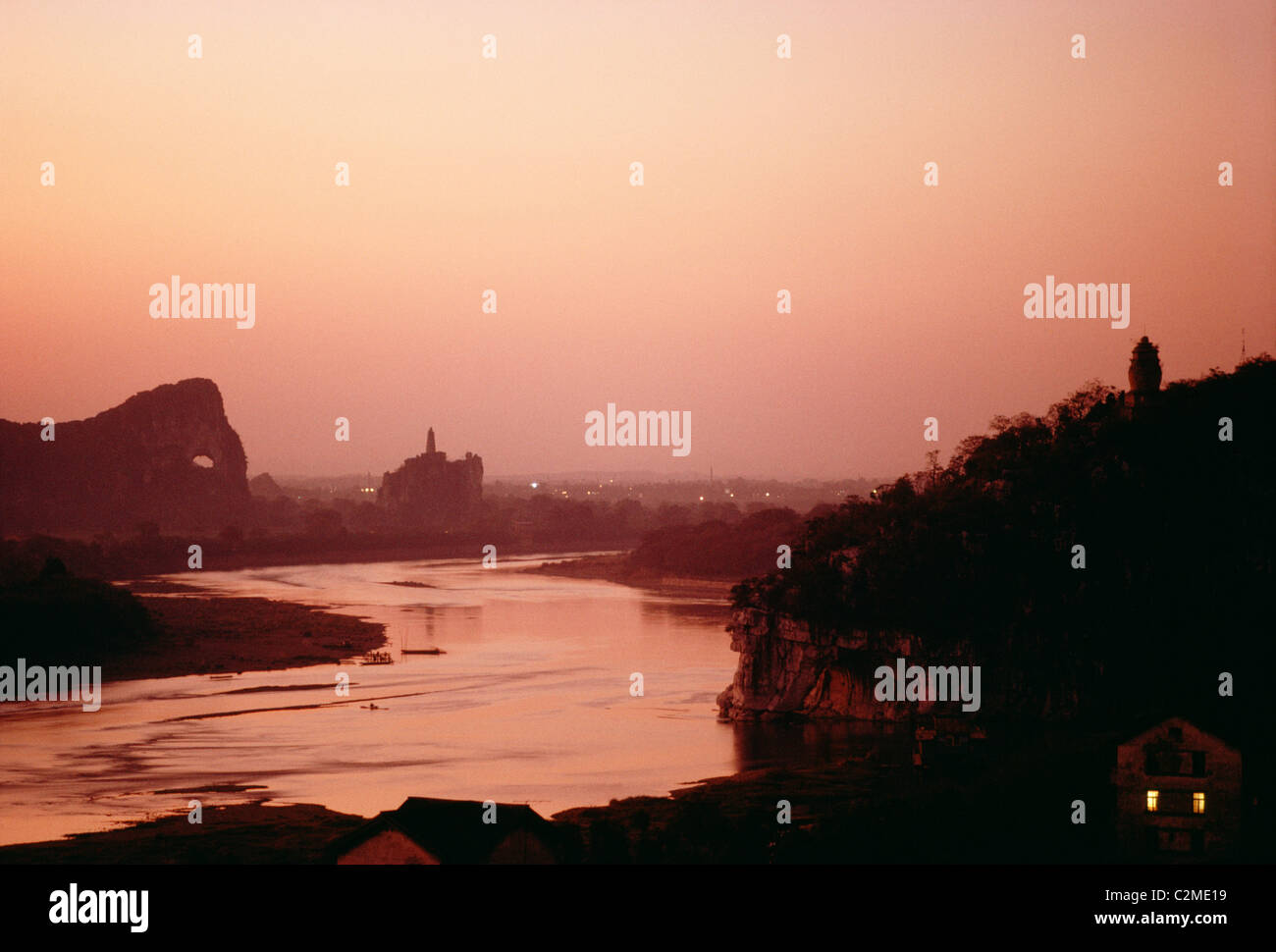 Près de la rive de la rivière Li (Lijiang River), vue de la colline en Trompe d'éléphant au coucher du soleil, Guilin, Chine, Décembre 1982 Banque D'Images