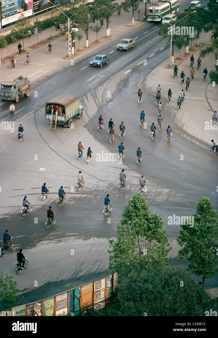 Scène de rue au petit matin, Guangzhou (Canton), en Chine, en décembre 1982. Banque D'Images