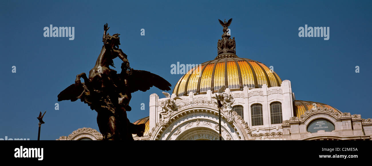 Palacio de Bellas Artes est l'opéra de la ville de Mexico. Le bâtiment bien connu pour ses deux beaux Arts extravagants Banque D'Images