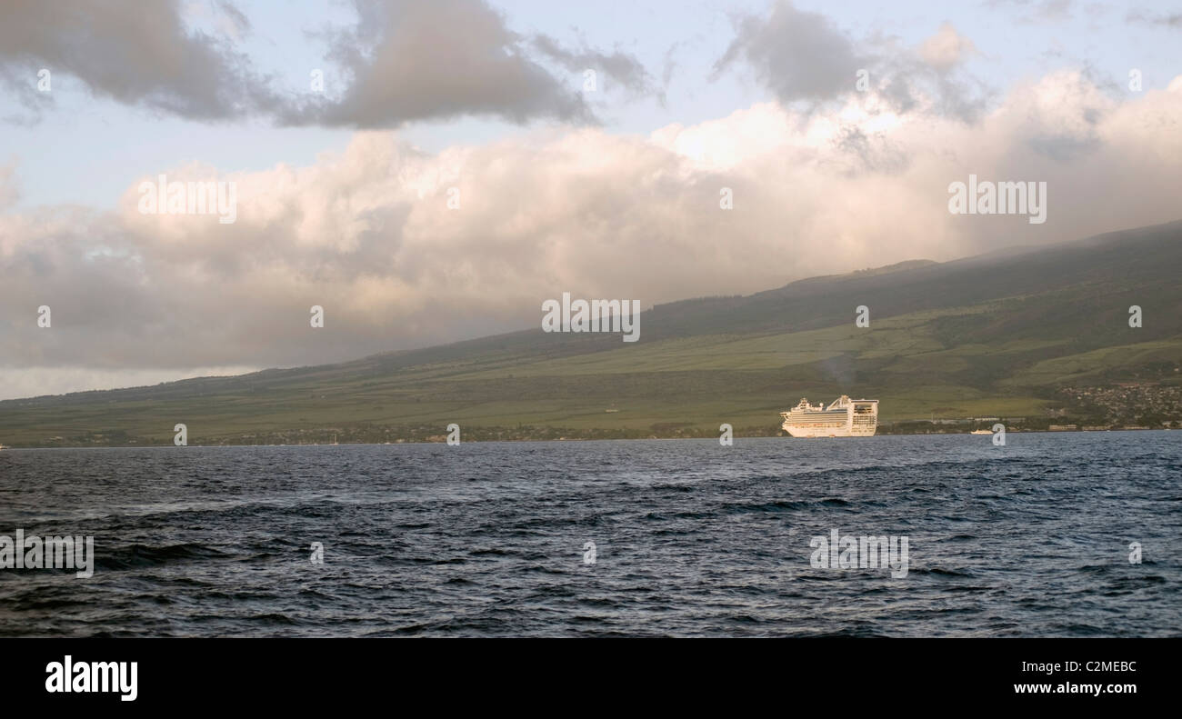 Maui, Hawaii, USA ; bateau contre la rive et Hills Banque D'Images