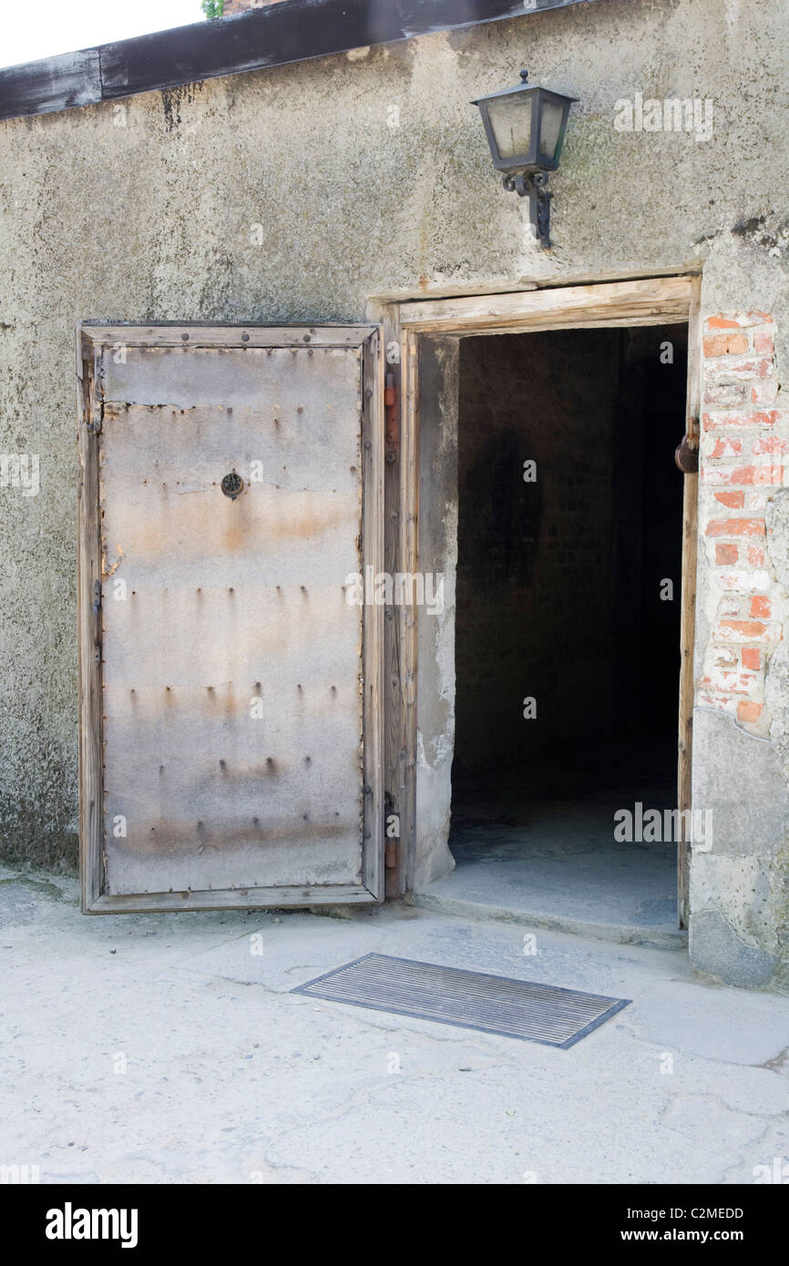 La porte d'entrée en bois dans les chambres à gaz au camp de concentration d'Auschwitz en Pologne, l'Europe de l'Est Banque D'Images