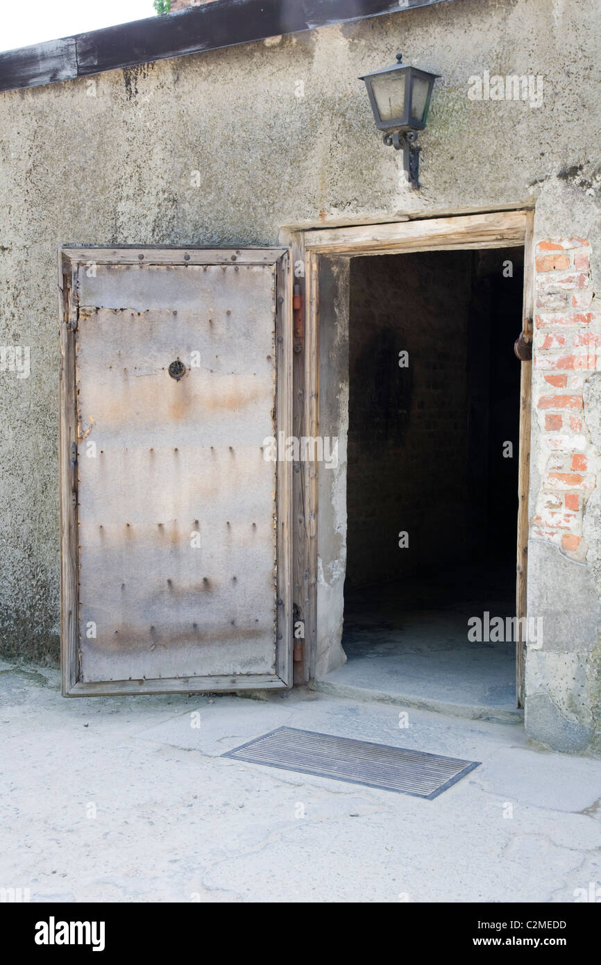 La porte d\'entrée en bois dans les chambres à gaz au camp de ... La porte d\'entrée en bois dans les chambres à gaz au camp de ...