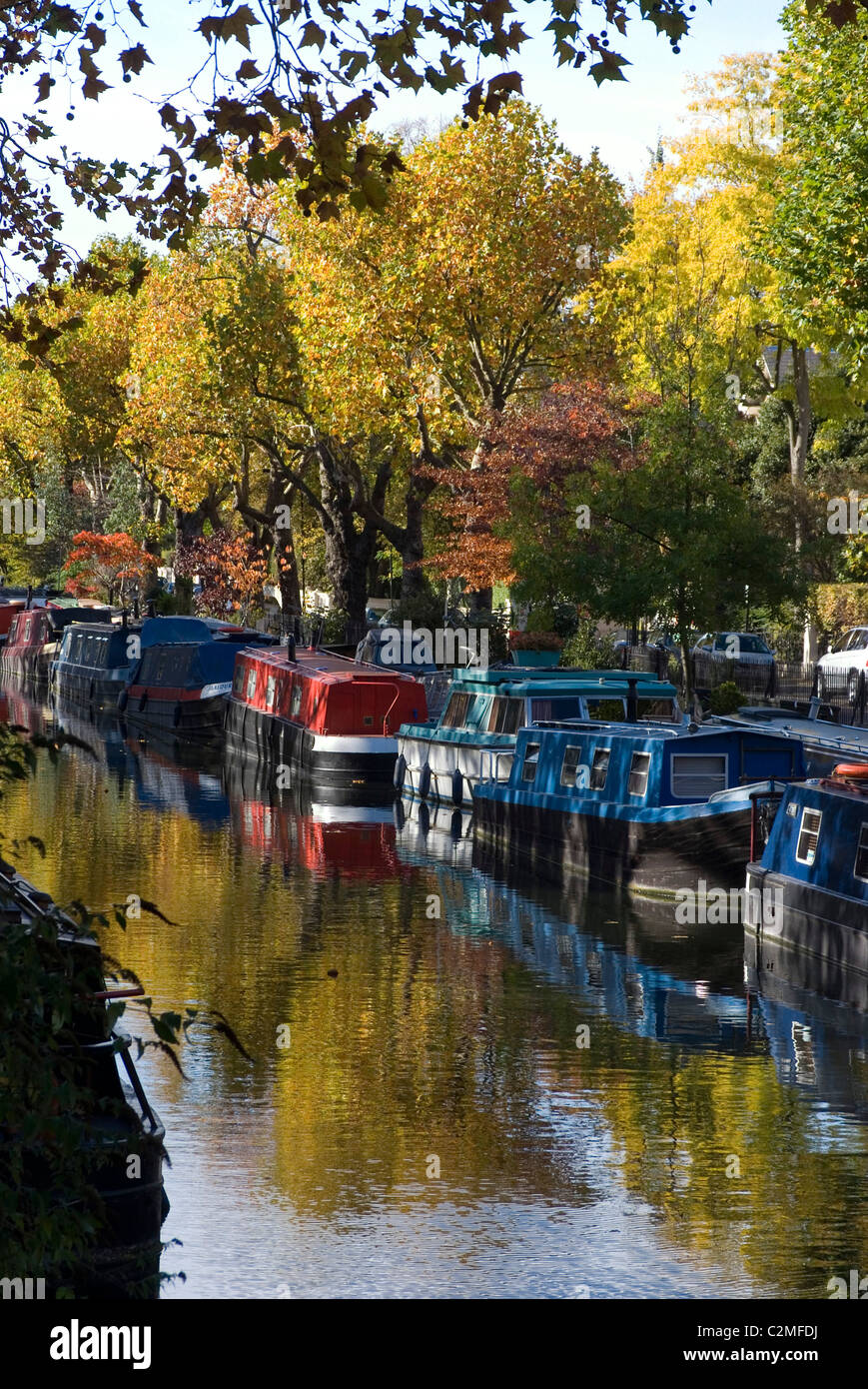 Bateaux du canal et couleurs d'automne, la Petite Venise. Banque D'Images