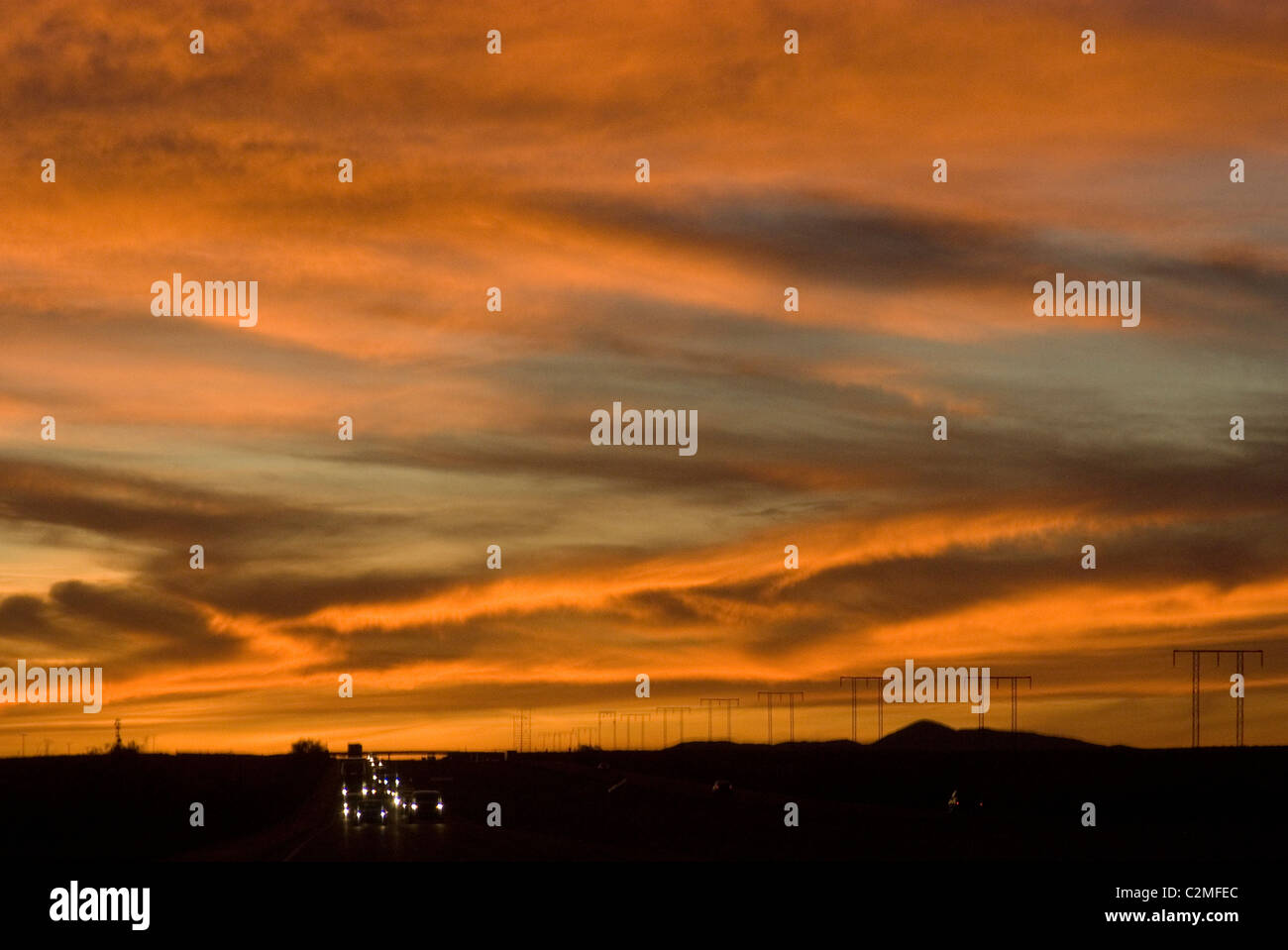 Le coucher du soleil, de Los Angeles à Las Vegas d'une autoroute. Banque D'Images
