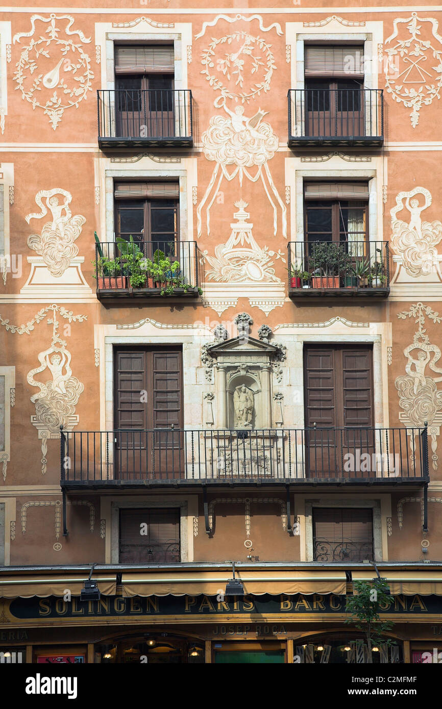 Frises décoratives sur la construction ; Barcelone, Espagne Banque D'Images