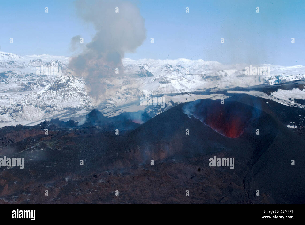 L'éruption du volcan Eyjafjallajokull et cône de cendres nouvellement construit, dans le sud de l'Islande Banque D'Images