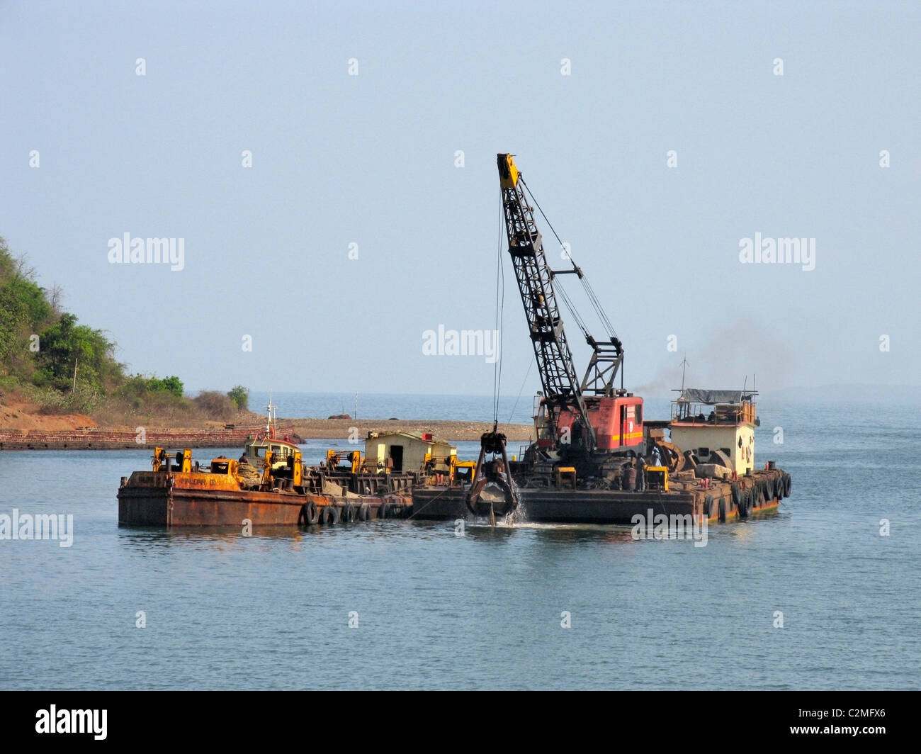 Grand navire crane à Mirya Harbour, Ratnagiri, Maharasthra, Inde Banque D'Images