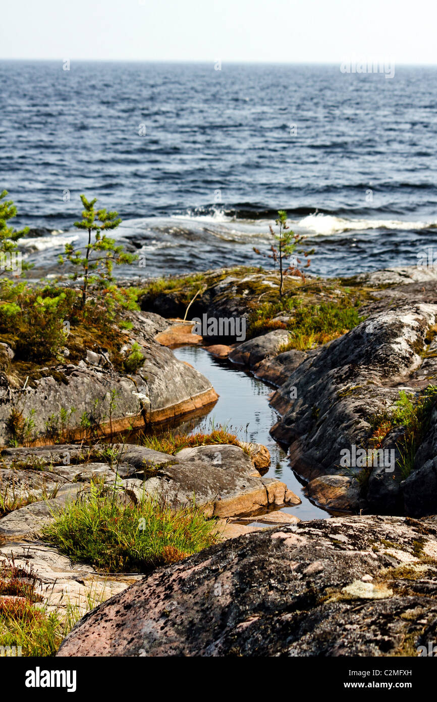 La rive du lac Ladoga de pierre Banque D'Images