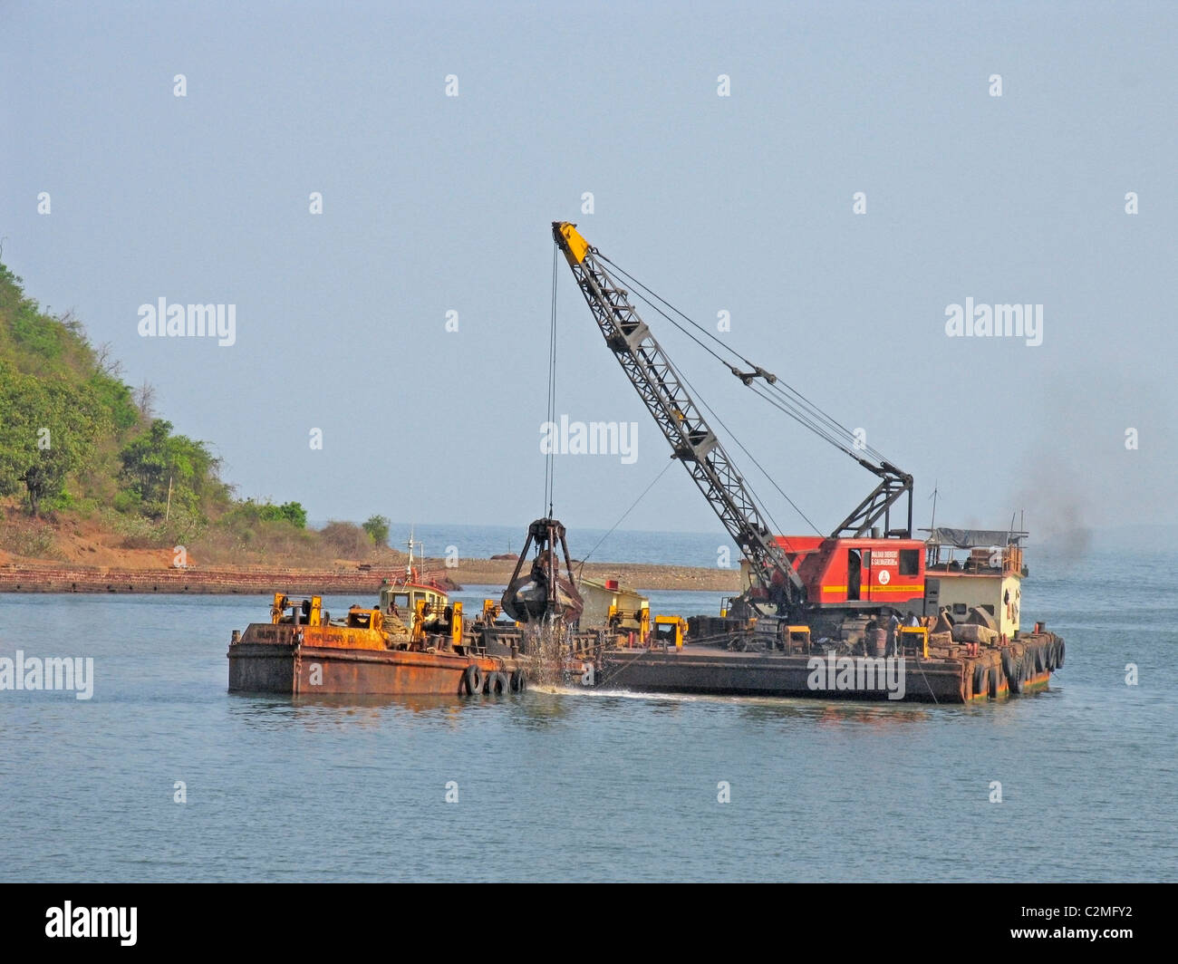 Grand navire crane à Mirya Harbour, Ratnagiri, Maharasthra, Inde Banque D'Images