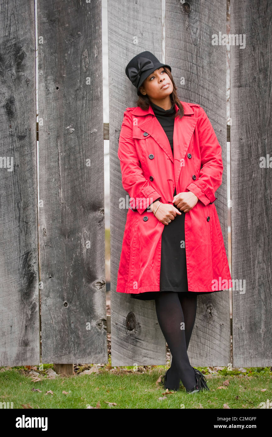 Manteau noir mi long chapeau noir Banque de photographies et d images a haute resolution Alamy