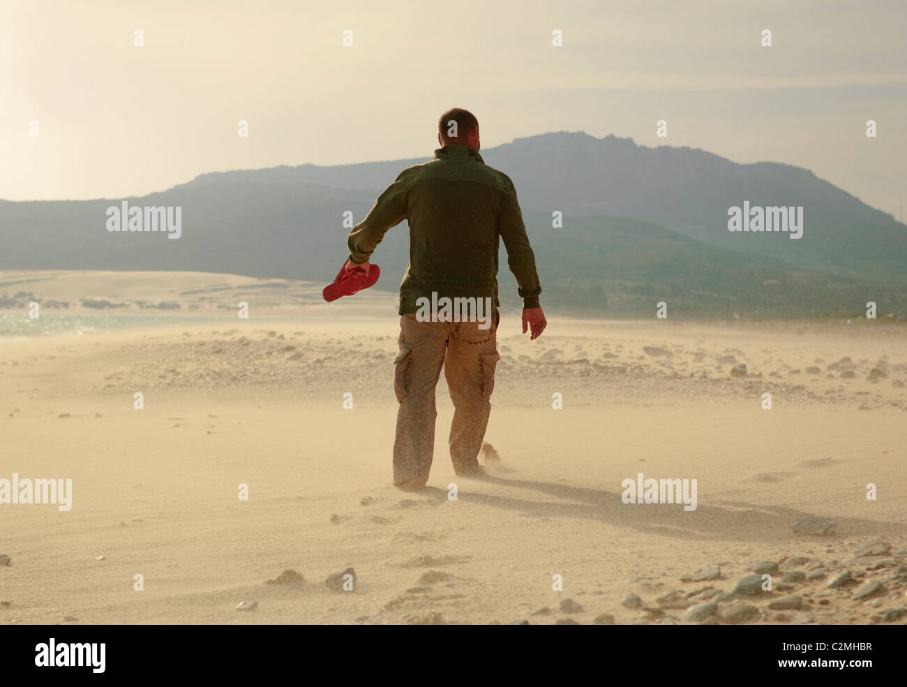 Man Walking on Sand Banque D'Images