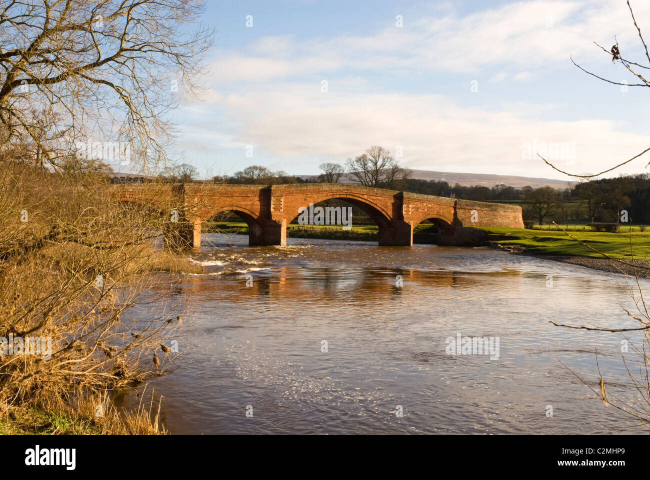 Pont de pierre sur la rivière à Lazonby Banque D'Images