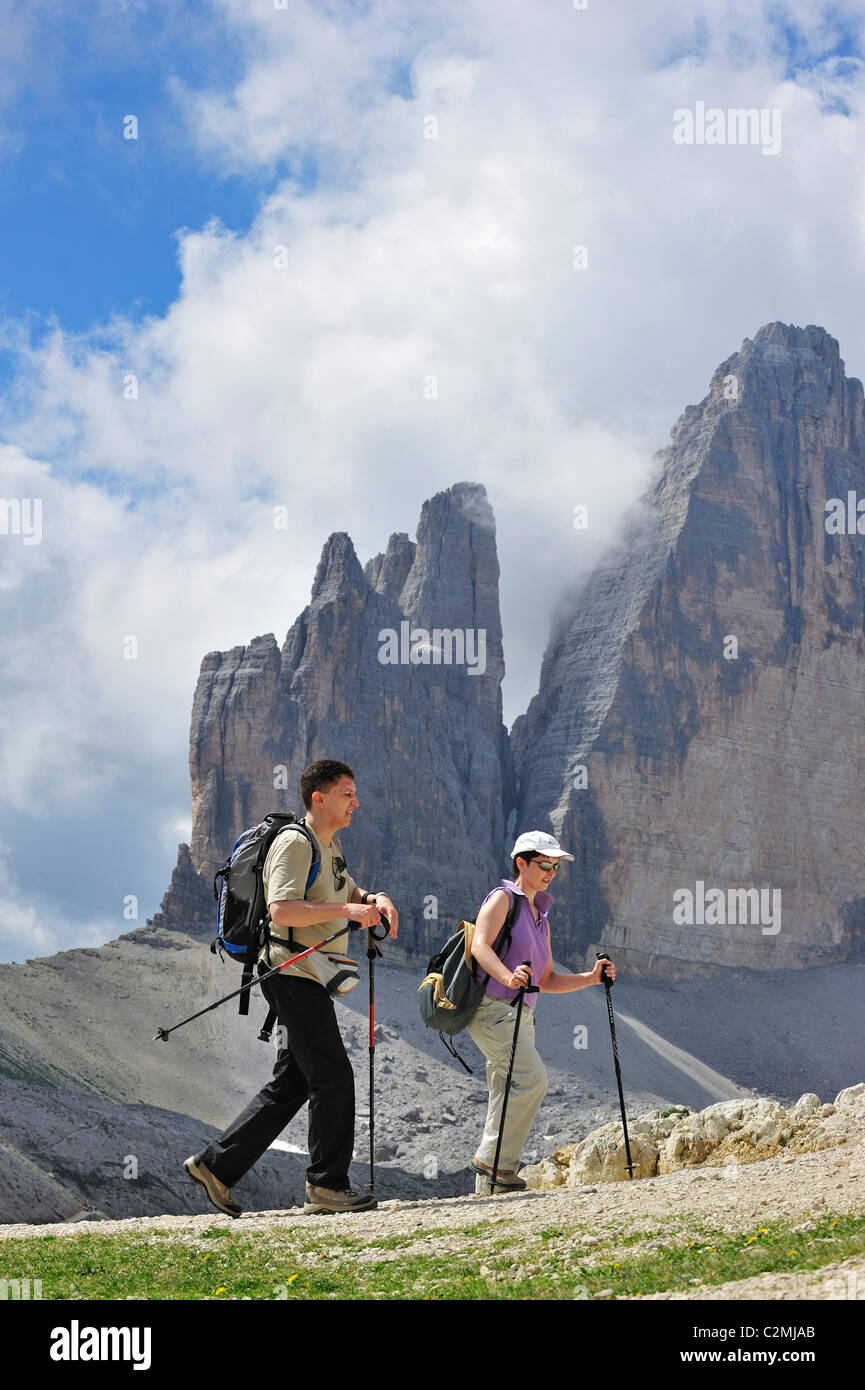 Les randonneurs de montagne en face de l'effet de l'érosion, les sommets des Tre Cime di Lavaredo / Drei Zinnen, Dolomites, Italie Banque D'Images