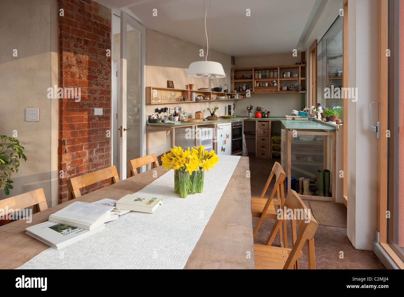 Salle à manger et cuisine moderne conçu dans maison zéro carbone. Banque D'Images