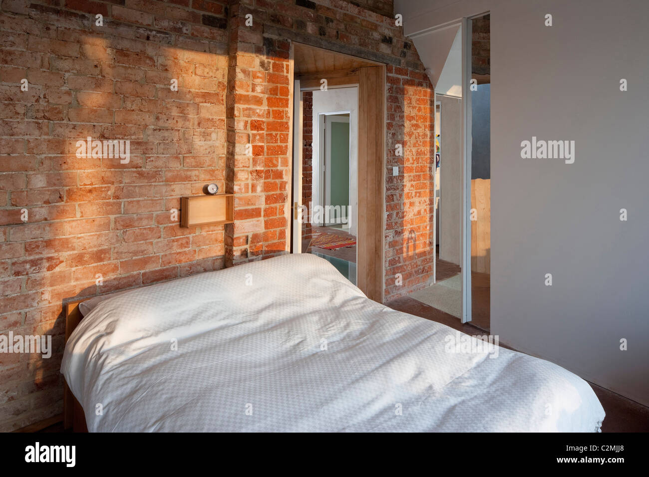 Chambre dans maison zéro carbone avec mur en briques apparentes Banque D'Images