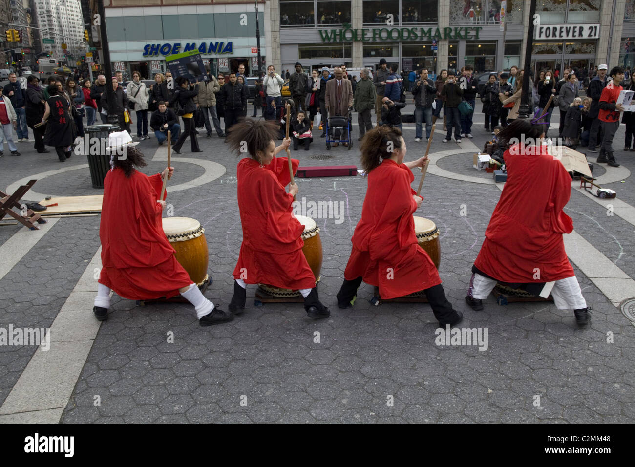 Tambours japonais performance group de recueillir des fonds pour le Japon par l'exécution dans l'Union Square, New York City Banque D'Images