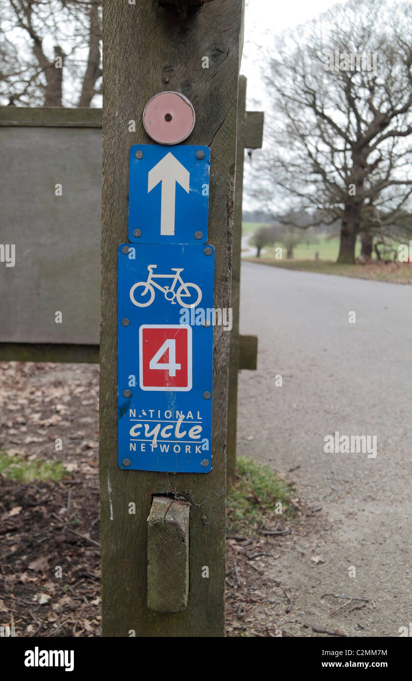 Un National Cycle Network signe sur un post à Richmond Park, Richmond, Surrey, UK. Banque D'Images