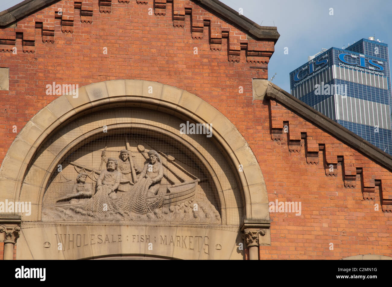Façade de l'ancien marché aux poissons ,gros quart nord Manchester.En contraste avec le panneau solaire CIS vêtu de bâtiment. Banque D'Images