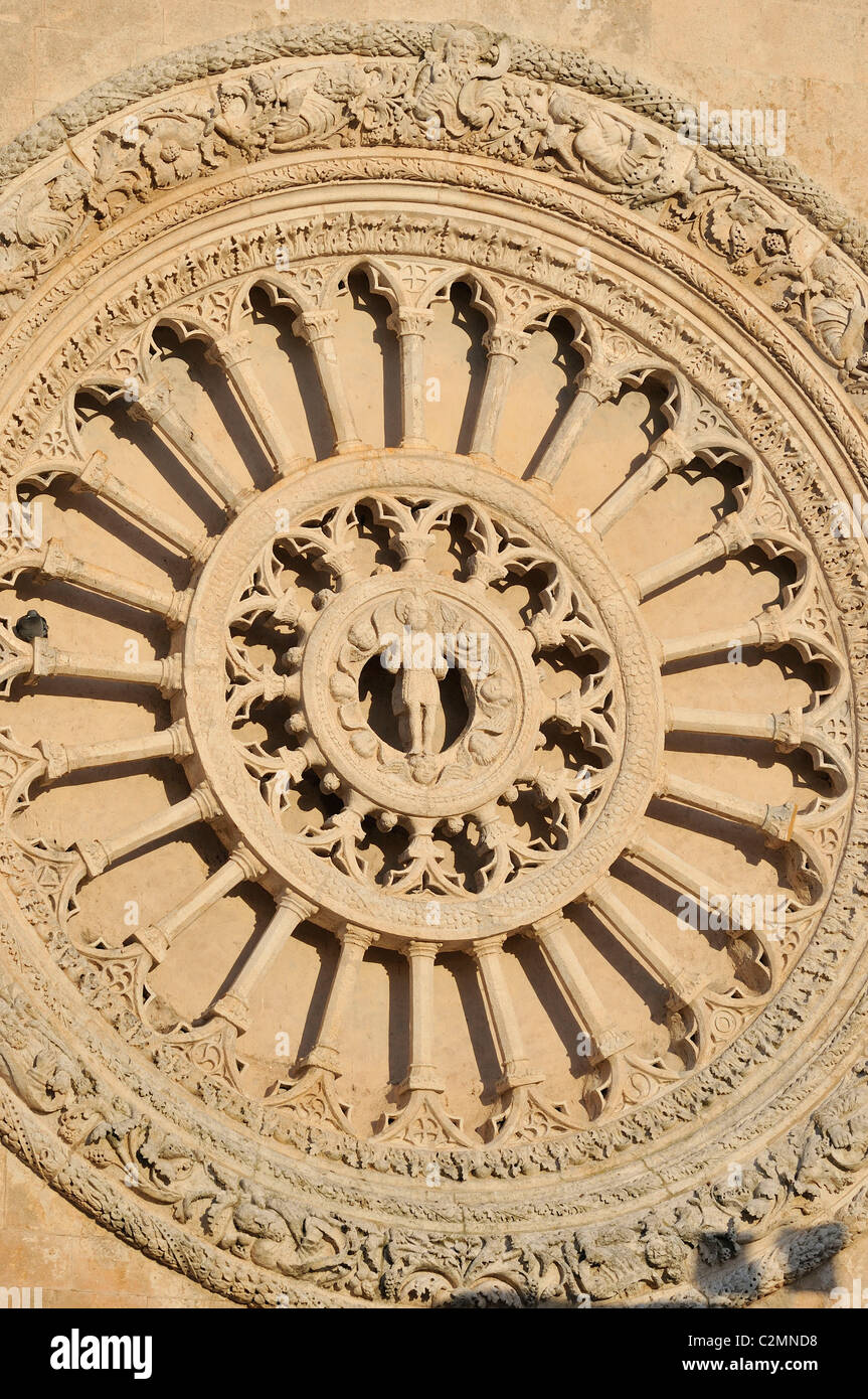 Ostuni. Les Pouilles. L'Italie. Détail architectural de la 15e C Duomo / Cathédrale. Banque D'Images