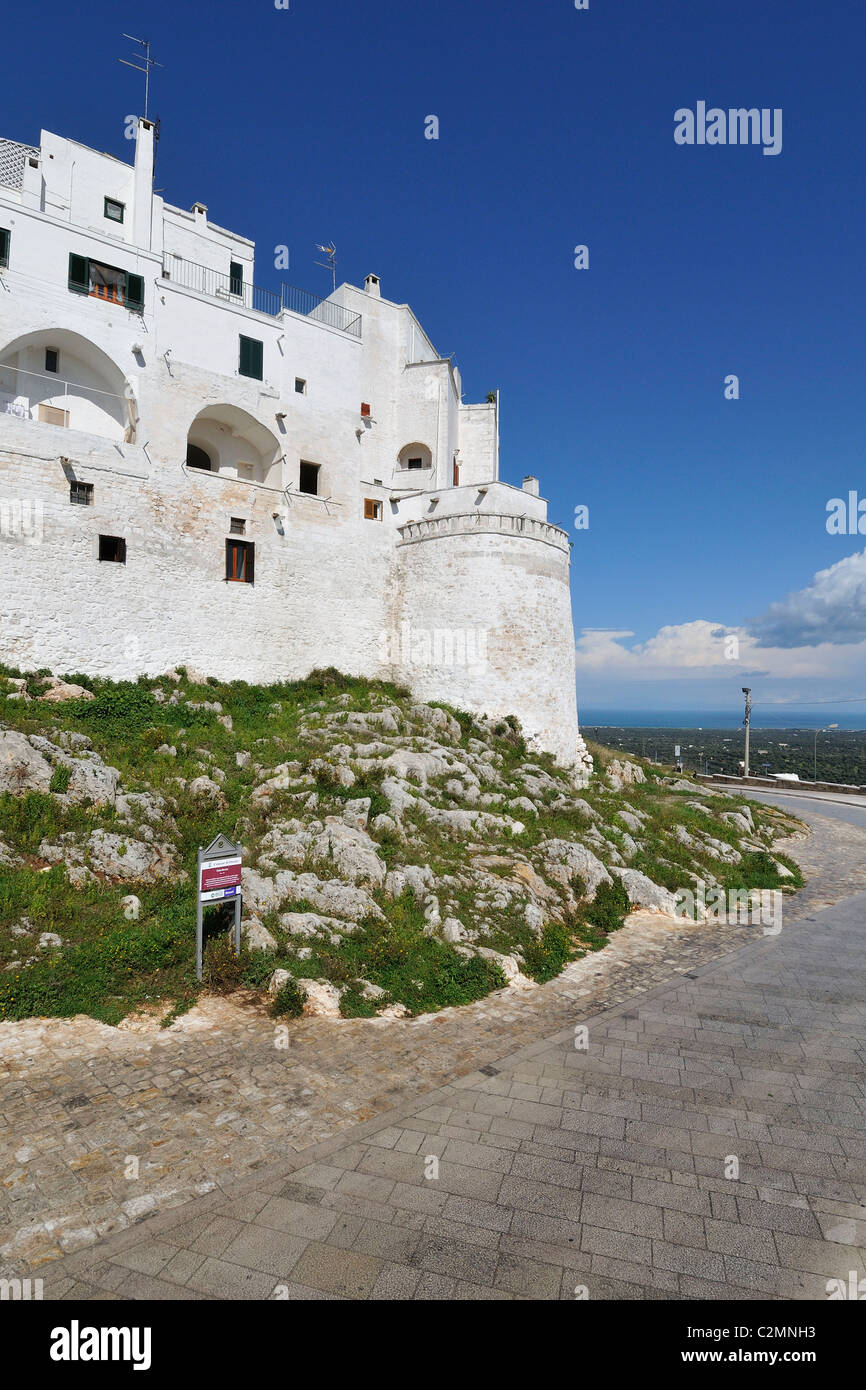 Ostuni. Les Pouilles. L'Italie. Les maisons blanchies à la chaux et les remparts. Banque D'Images