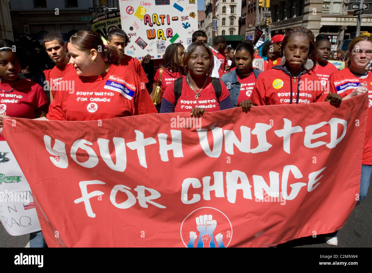 Les élèves du secondaire participent à un anti-guerre mars à New York City Banque D'Images