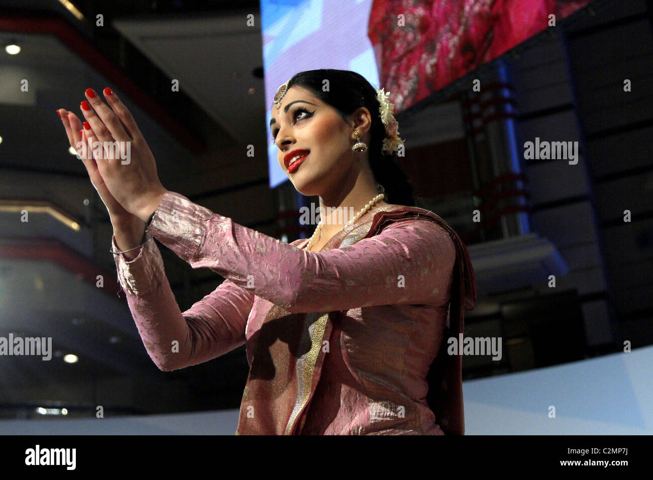 Danseuse ASIATIQUE CONFÉRENCE DU PARTI CONSERVATEUR 03 Octobre 2010 L'ICC BIRMINGHAM ENGLAND Banque D'Images