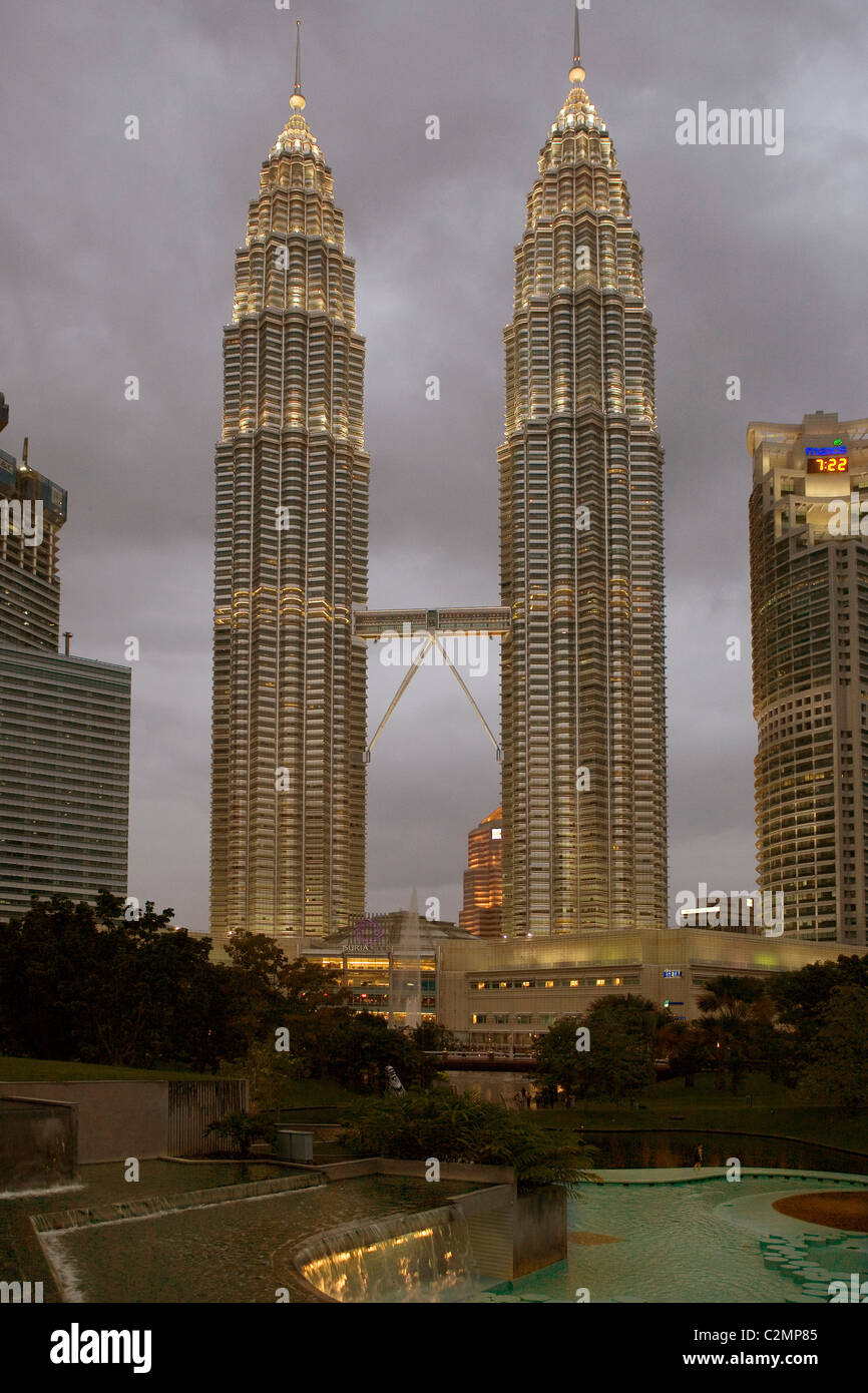 La Malaisie Kuala Lumpur Petronas Towers at night Banque D'Images