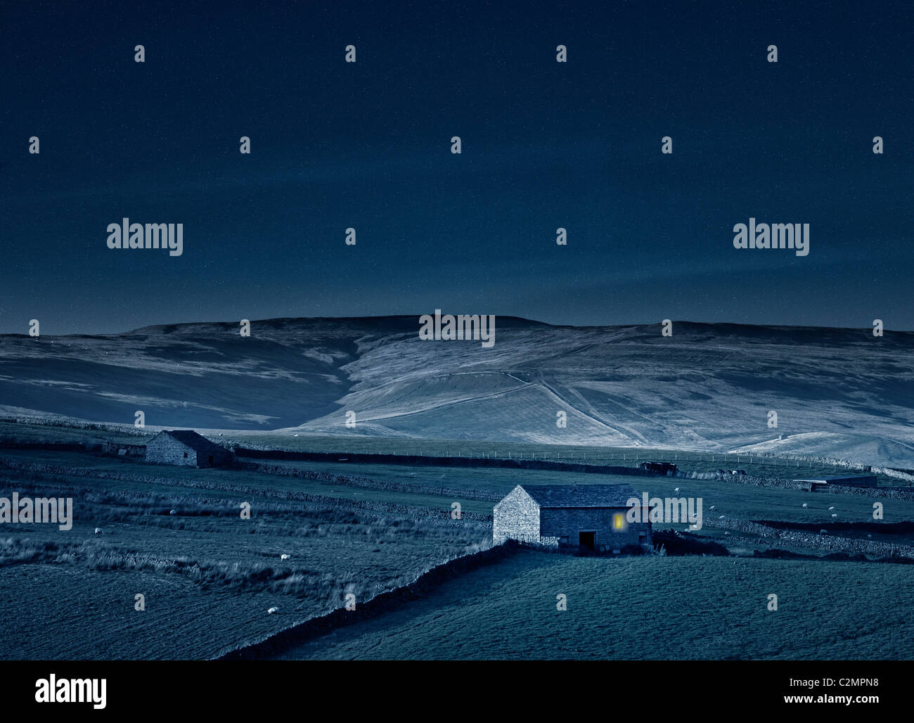 Grange avec la lumière sur la nuit dans les vallées du Yorkshire, England, UK Banque D'Images