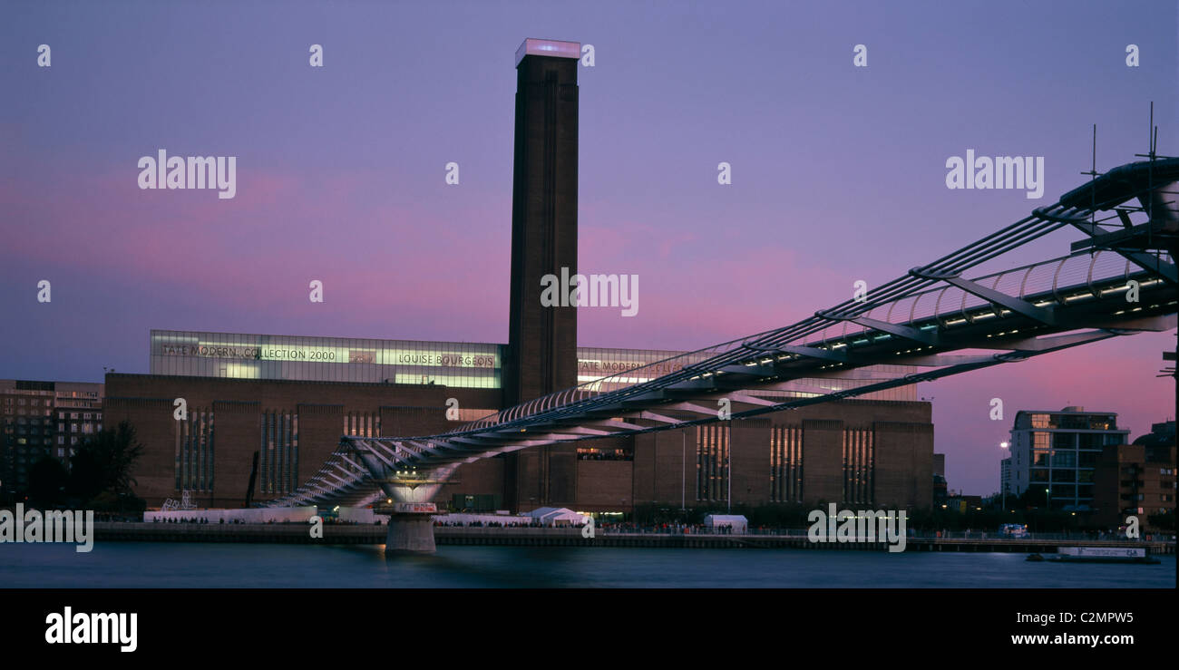 Millennium Bridge sur la Tamise, Londres, en regardant vers la Tate Modern Art Gallery at Dusk Banque D'Images