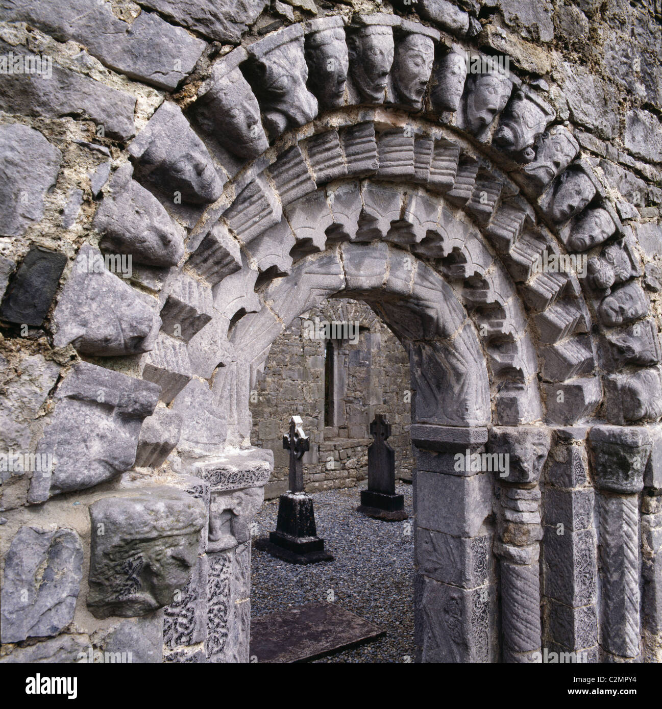 Dysert O'Dea monastère, dans le comté de Clare, Irlande. 12e siècle porte romane. Banque D'Images