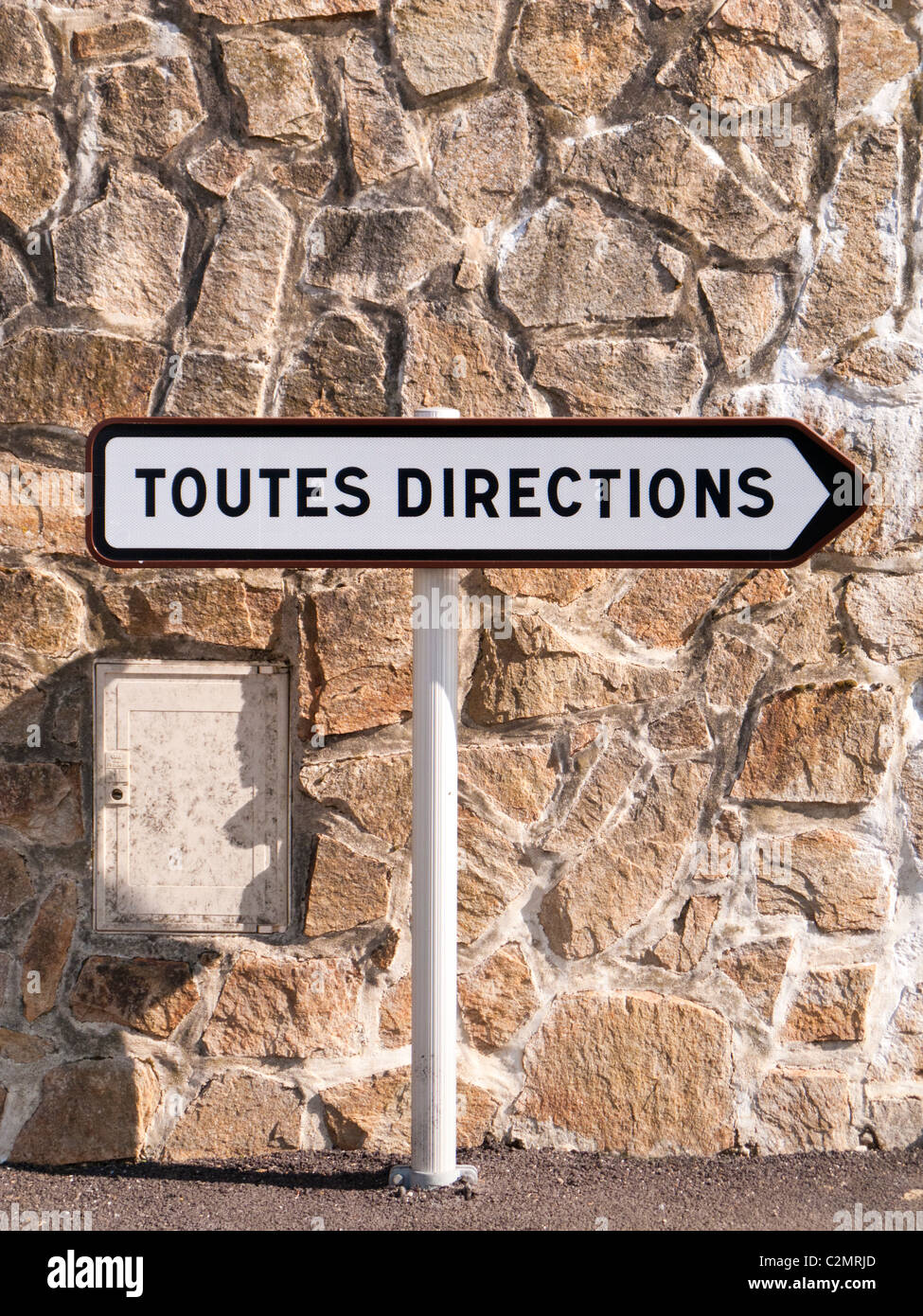 Panneau routier français. Panneau de signalisation pour toutes les directions, toutes directions pour tout le trafic dans une ville. Panneaux directionnels, France, Europe Banque D'Images