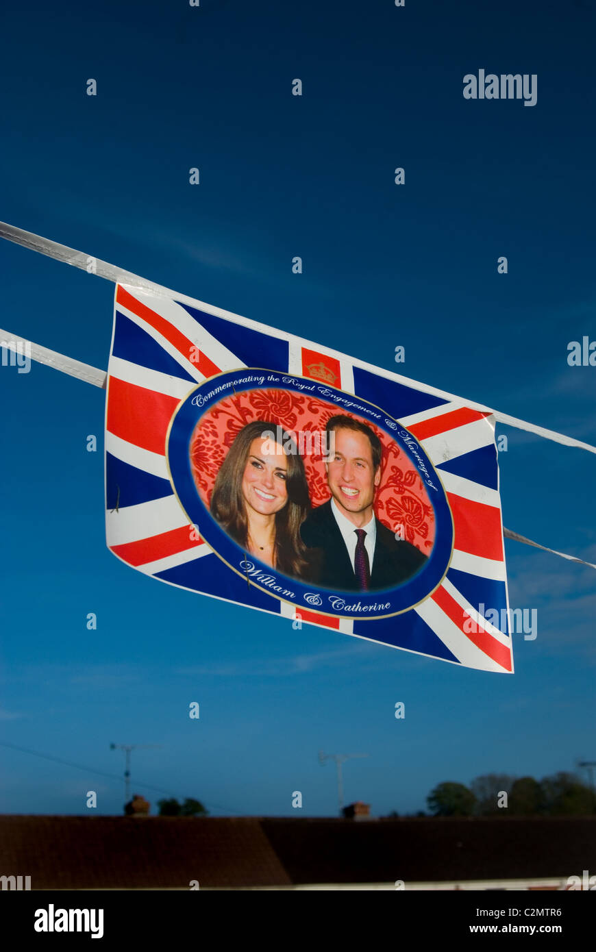 Mariage Royal Bunting, avec drapeaux Union Jack, drapeau britannique / UK et une photo de William et Kate. Banque D'Images